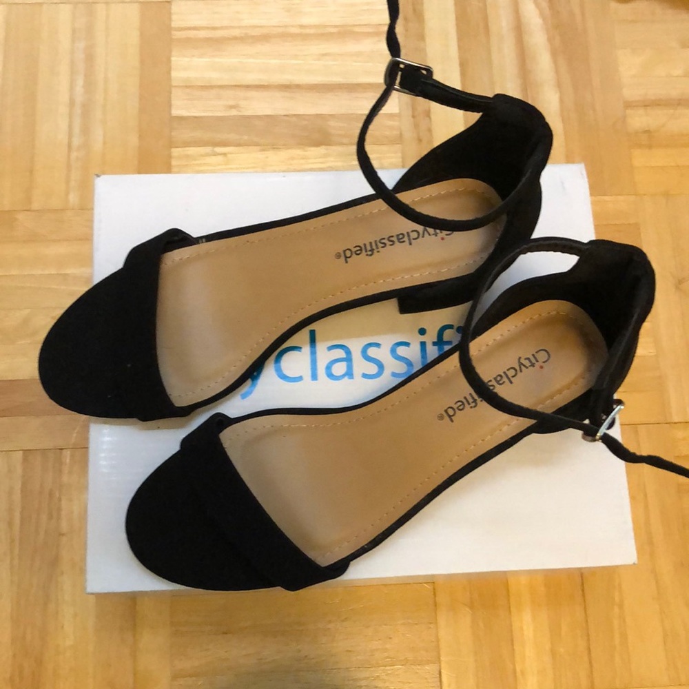Black open toe ankle strapped heal sandal